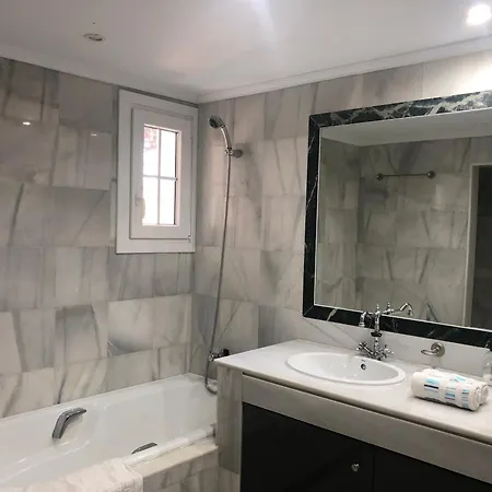 1404: 2 Bed Penthouse In El Presidente Apartment