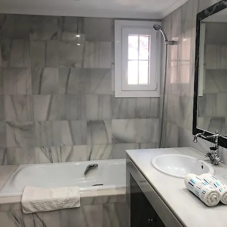 1404: 2 Bed Penthouse In El Presidente Apartment